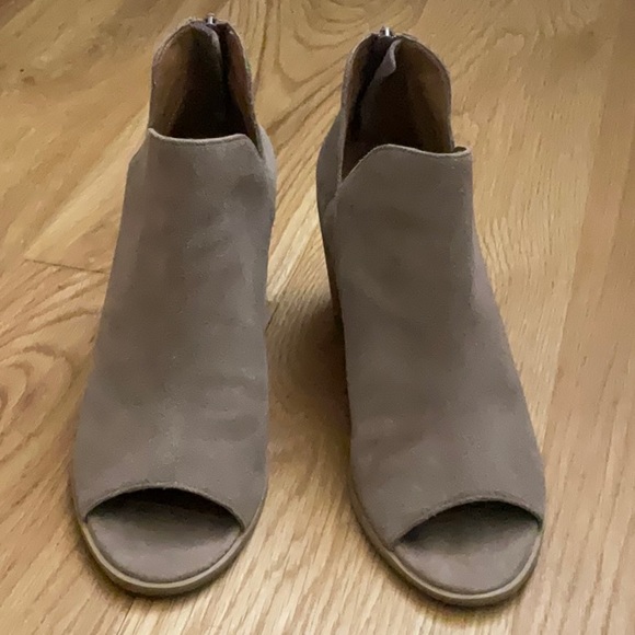 Susina Corina, Nude Leather PeepToe Booties w/ a zip up back closure & a 3” heel - Picture 11 of 12